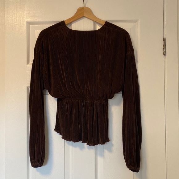 Abercrombie & Fitch Long sleeve easy waist satin top. Size xs. NWT - Picture 3 of 4